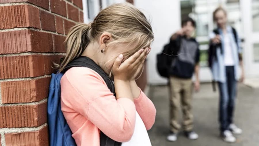 Dlaczego dziecko bije się w szkole? Główne przyczyny i rozwiązania