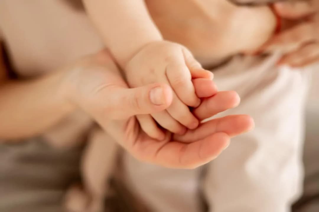 Znaczenie dotyku w rozwoju dziecka: klucz do zdrowia i więzi