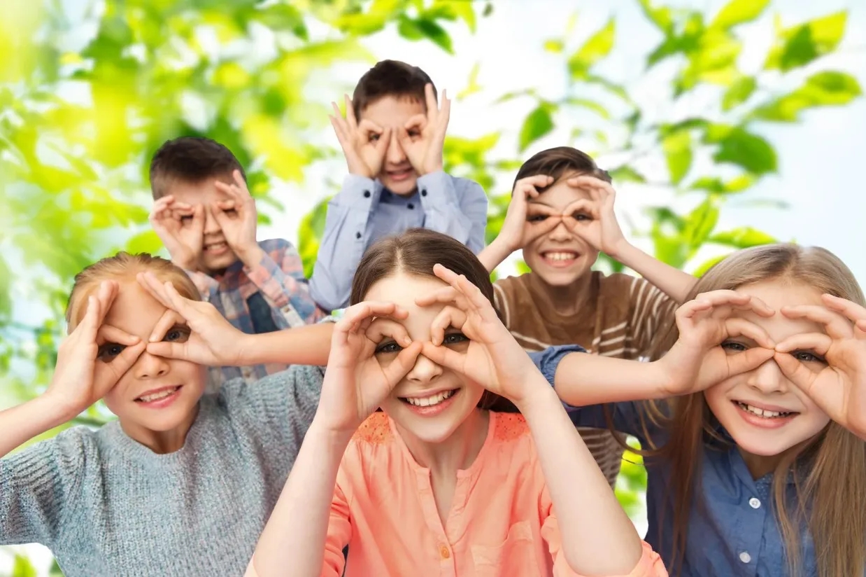 Obozowe przyjaźnie na lata: jak utrzymać kontakt po wakacjach?