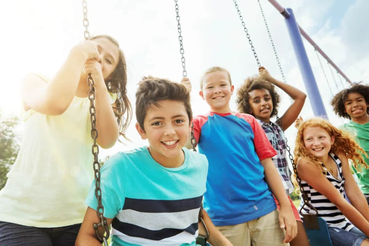 Jak wspierać rozwój społeczny dziecka? Skuteczne metody wychowawcze